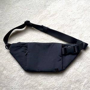 Lululemon unisex multi-pocket black belt bag